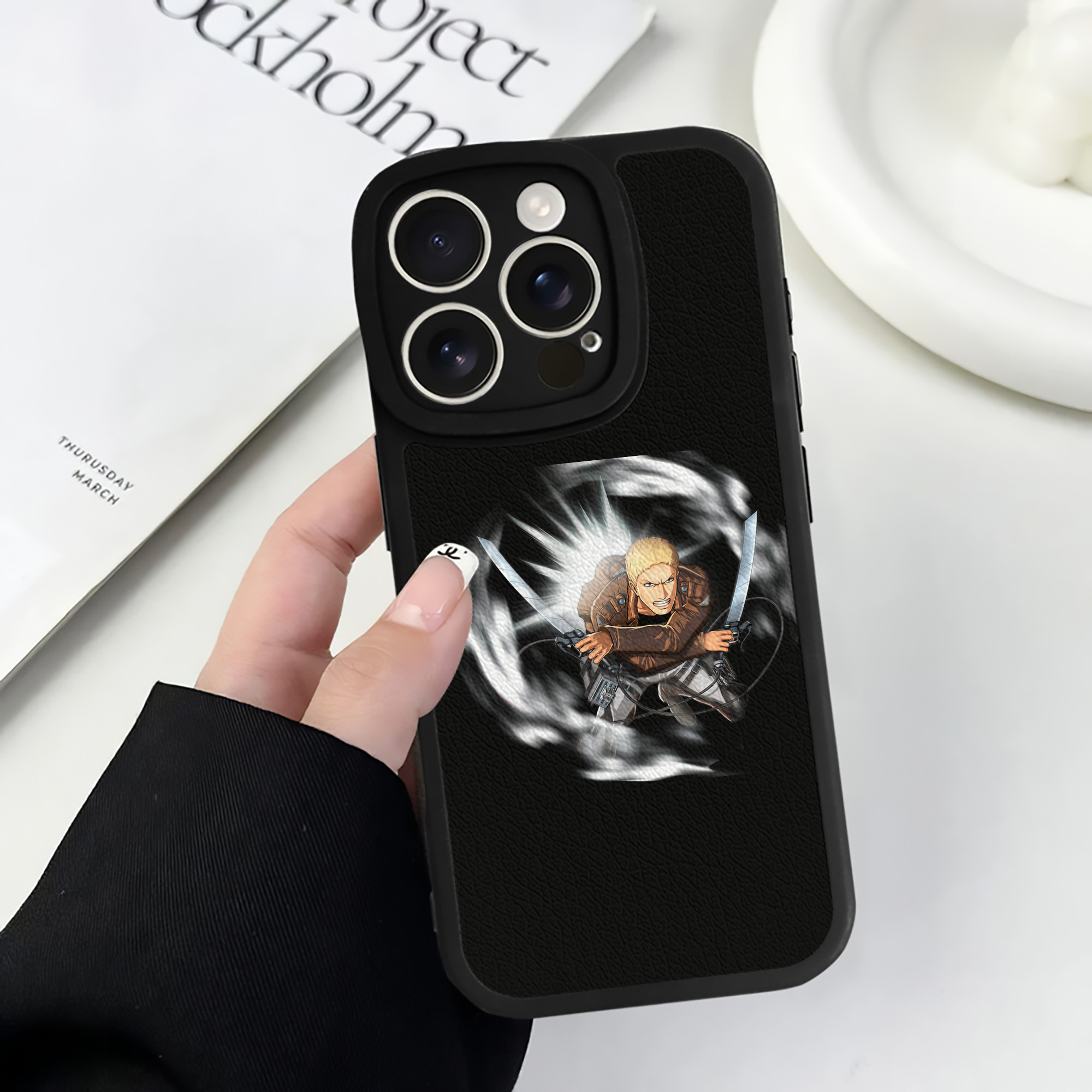 （画像用） 進撃の巨人 ライナー・ブラウン Attack on Titan Reiner Braun 【iPhone 16シリーズ対応】シリコンスマホケース（レザー調） 材質：シリコン
